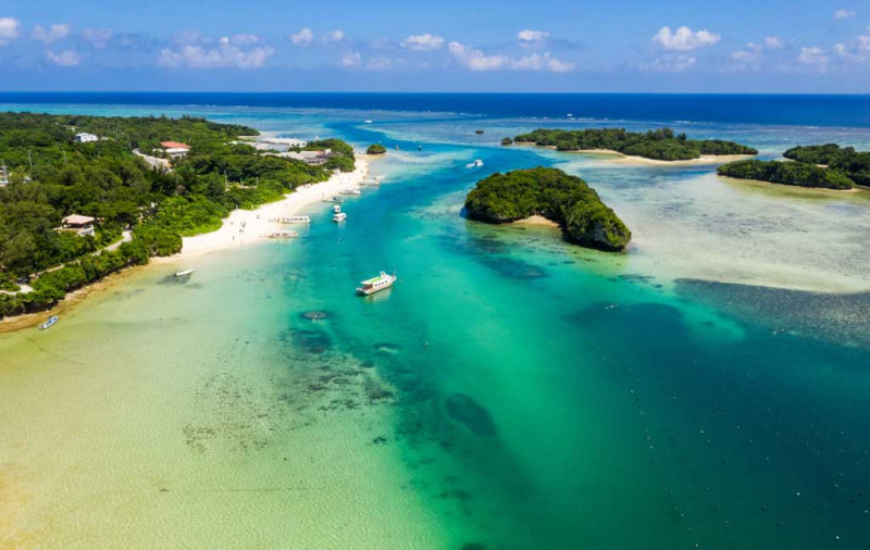 Ishigaki Island Kabira Bay green sea and manta ray diving point